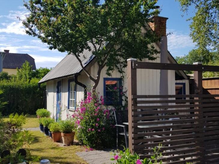 Bostad Charmig gårdsstuga med sovloft Gotland